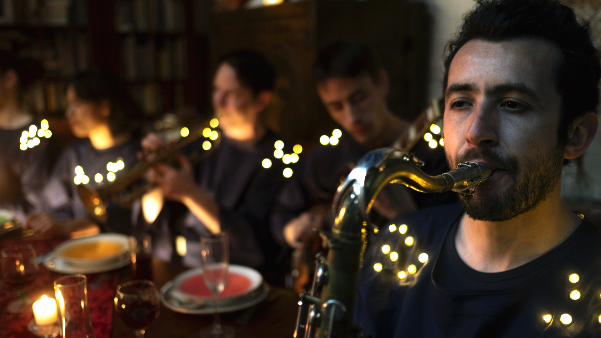 Photo des musiciens avec instruments et tenues de scène.